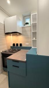 una cucina con mobili bianchi e un piano di lavoro di CasaBruno Vendégház Celldömölk a Celldömölk