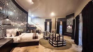 Кровать или кровати в номере Lotus by Suasana Villa +20 фотографий