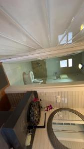 vista su un bagno con servizi igienici e specchio di شاليه a Al Halālīyah