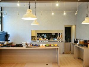 Una cocina con una mesa con comida encima. en APA Hotel Oita Ekimae, en Oita