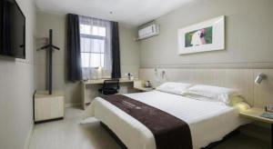 a bedroom with a large white bed and a window at Jinjiang Inn Nanjing Xinjiekou in Nanjing +114 photos