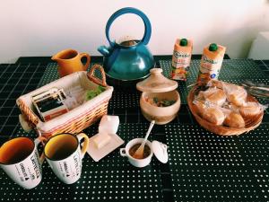 una mesa con tazas de café y una cesta de comida en Carabelli Propiedades en Río Grande