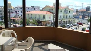 Habitación con ventanas y vistas a la ciudad. en Residencial Ilha Dourada, en Florianópolis