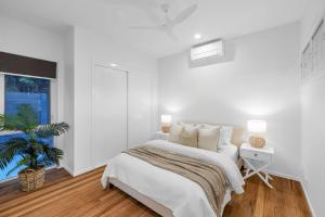 15 Scrub Rd - A Modern Coastal Luxury Retreat في كولوم بيتش: غرفة نوم بيضاء مع سرير ونافذة +13 صورة