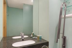 Bilik mandi di Ramada Encore By Wyndham Tangier