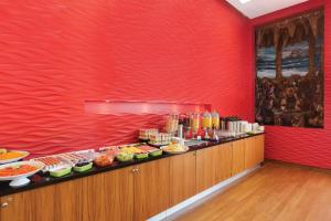 Makanan di atau berdekatan hotel
