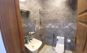 شقق مفروشة العين النود في العين: حمام مع مرحاض ومغسلة