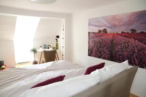 Schlafzimmer mit einem Bett mit Wandgemälde in der Unterkunft Apartment-Joanneum in Graz