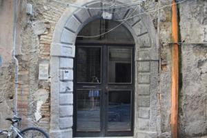 una bicicleta estacionada frente a un edificio con una puerta en Casa del Girasole en Nápoles