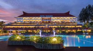 un hotel con piscina frente a un edificio en Hotel Niagara Parapat, en Parapat