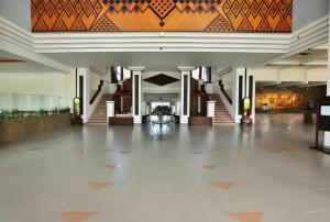 Un gran vestíbulo con escalera y un gran salón. en Hotel Niagara Parapat, en Parapat 113 fotos más