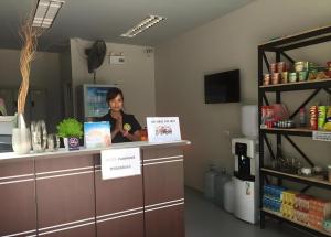 Hide & Seek Resort Krabi في Ban Khlong Chi Lat: امرأة تجلس في كونتر في غرفة