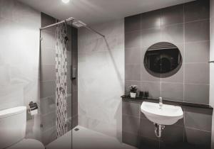 Hide & Seek Resort Krabi في Ban Khlong Chi Lat: حمام مع حوض ومرحاض ومرآة +84 صورة