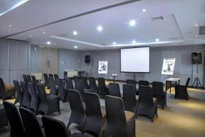 Khu vực hỗ trợ khách đi công tác/phòng hội thảo tại Hotel Dafam Pacific Caesar