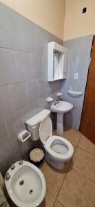 un baño con inodoro y lavabo en Reloj, en Malargüe