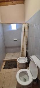 un baño con inodoro y lavabo en Reloj, en Malargüe
