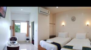 The Aam resort في بانغ ساري: غرفة فندق بها سريران ونافذة