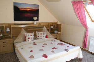 ein Schlafzimmer mit einem großen Bett mit rosa Vorhängen in der Unterkunft Ferienwohnung Glück Auf in Walkenried