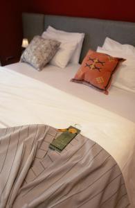 Una cama blanca con dos almohadas encima. en The Libreville Boutique Hotel, en Abuja