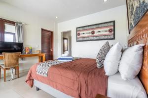 Телевизор и/или развлекательный центр в Rumma Lanna Villa by Great Bali Villas