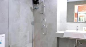 Ένα μπάνιο στο B2 Mukdahan Boutique and Budget Hotel +39 φωτογραφίες