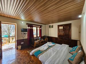 Кровать или кровати в номере Purnima Little Italy +77 фотографий