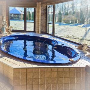 Bazén v ubytování Jauki Lauki nebo v jeho okolí