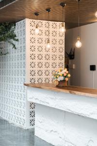 Cashew Inn في مدينة هوشي منه: لوبي فيه كونتر ابيض عليه ورد