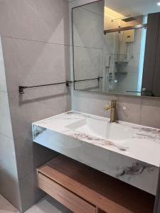 um banheiro com pia e espelho em Beijing Daxing Apartment em Ban Doung