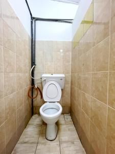 #SE Cozy&Warm 3Bedroom HomeStay 10PAX by S&T Homez في سِريمبان: حمام مع مرحاض ودش