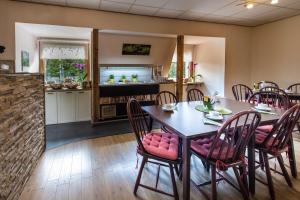 - une salle à manger avec une table et des chaises dans l'établissement Hotel Baccara, à Aix-la-Chapelle