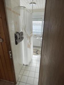 Ένα μπάνιο στο Schicke Ferienwohnung Philippsburg