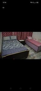 Un dormitorio con una cama y un colchón con visera. en Shree Bihari ji Dham, en Vrindāvan 13 fotos más