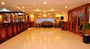 Jun Yue Hotel في بنوم بنه: لوبي فيه بار وطاولة وكراسي