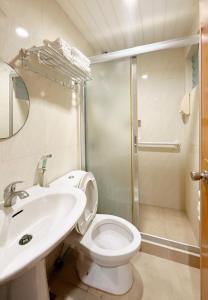 伊洛伊洛Chez Mathilds的浴室里有马桶、洗手池和淋浴。 更多10张照片