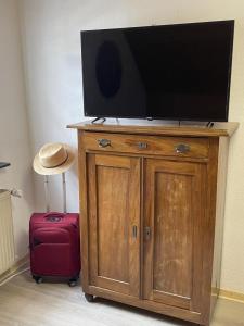 Μια τηλεόραση ή/και κέντρο ψυχαγωγίας στο Schicke Ferien- und Monteurswohnung 53 qm Philippsburg