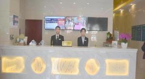 Μέλη του προσωπικού του GreenTree Inn Jiangsu Suzhou Kunshan Beimen Road Express Hotel