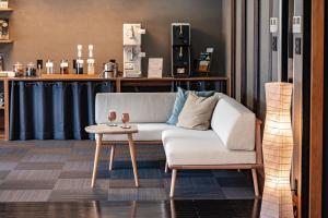 丰田市猿投温泉金泉閣的客厅里有一张沙发和一张桌子。