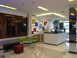 Area lounge atau bar di MSquare Palembang