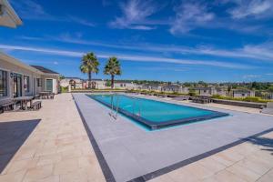 Cedar Square Apartment في Trevallyn: مسبح بالطاولات والكراسي في ساحة