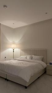 Postel nebo postele na pokoji v ubytování شقه بصالة وغرفة نوم مريحة