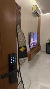 TV a/nebo společenská místnost v ubytování شقه بصالة وغرفة نوم مريحة