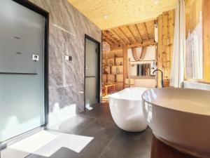 Ένα μπάνιο στο Nostalgia 28 lodge +77 φωτογραφίες