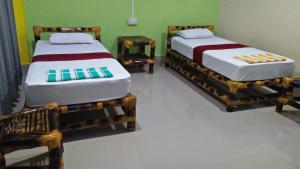 Giường trong phòng chung tại Subansiri lodge