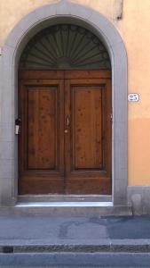 una gran puerta de madera en un edificio con arco en Rita Room, en Florencia
