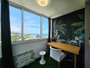 a desk in a room with a large window at Horizon Magellan - Grand T3 de 86m2 - Sainte-Marie in Sainte-Marie