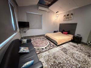 Una televisión o centro de entretenimiento en 360 South, Khandala