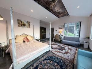 Una cama o camas en una habitación de 360 South, Khandala 33 fotos más