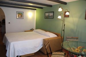 ナポリにあるCasa del Girasoleのベッドルーム1室(ベッド1台、ガラス張りのテーブル付)