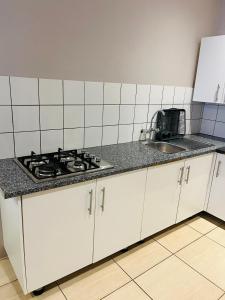 Kuchyň nebo kuchyňský kout v ubytování Lethabong Lodge